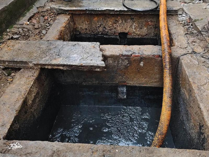 樱铁村清理化粪池